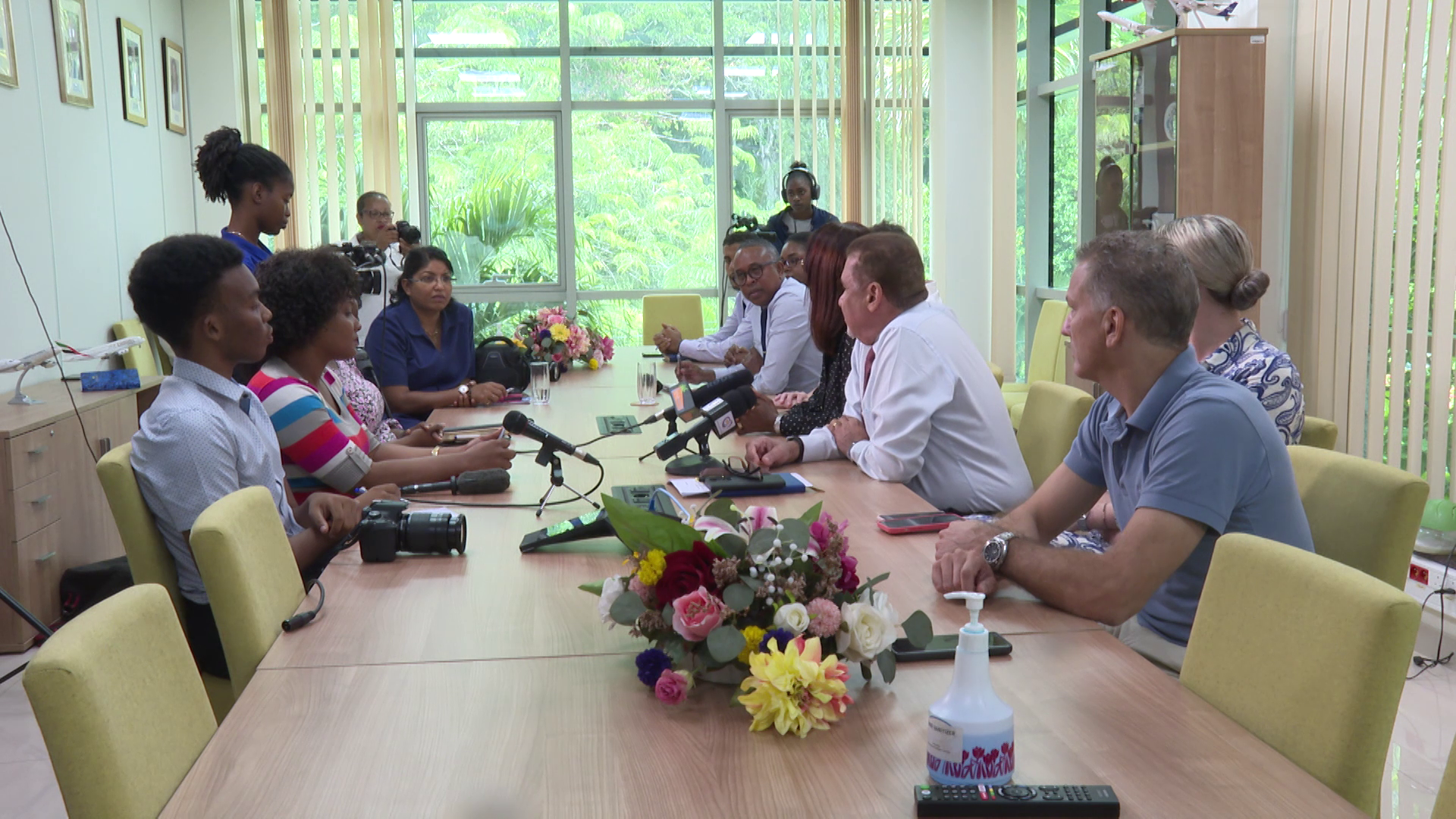 Minister Tourizm in adres lensidan kot en touris pan resevwar servis ekskirsyon ki i tin peye