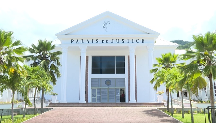 Lakour Siprenm in komans ekout en ka omisid envolonter