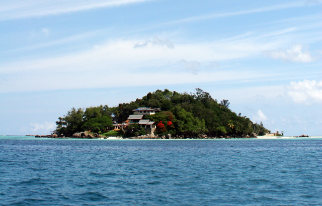 Lospitalite Tourism Clubs: Mont Fleuri School’s students clean up Round Island in Seychelles