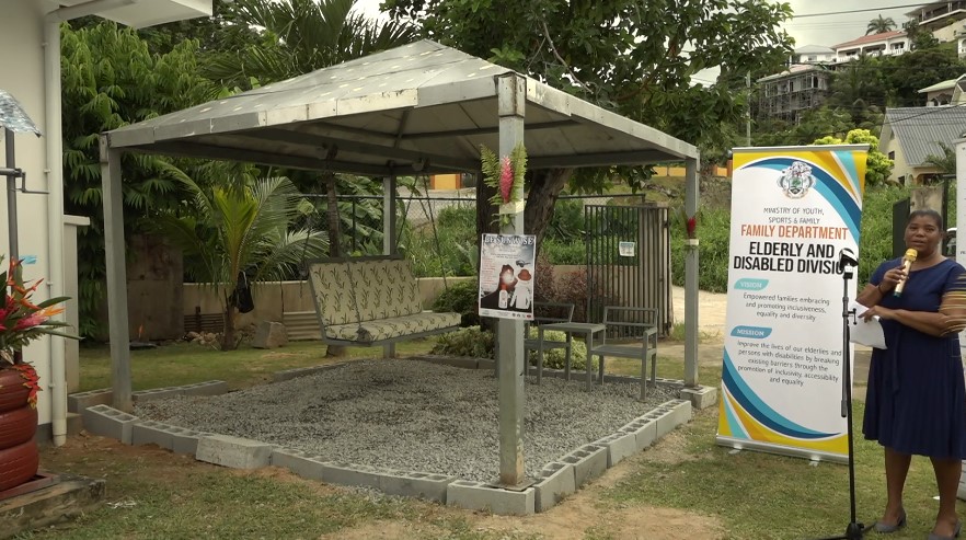 Rezidans dimoun aze English River in resevwar en ‘gazebo’.