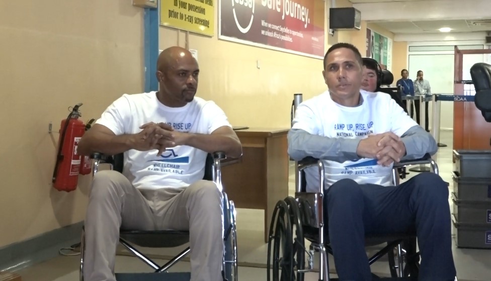 Sef Egzekitif Air Seychelles ek ek Sef Egzekitif SCAA i partisip dan ‘wheel chair challenge’.