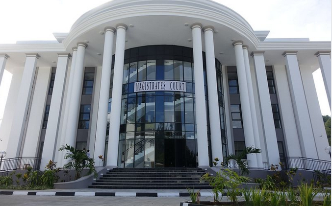 Lakour Dapel in komans ekout bann rapel dan son dernyen sesyon pour sa lannen.