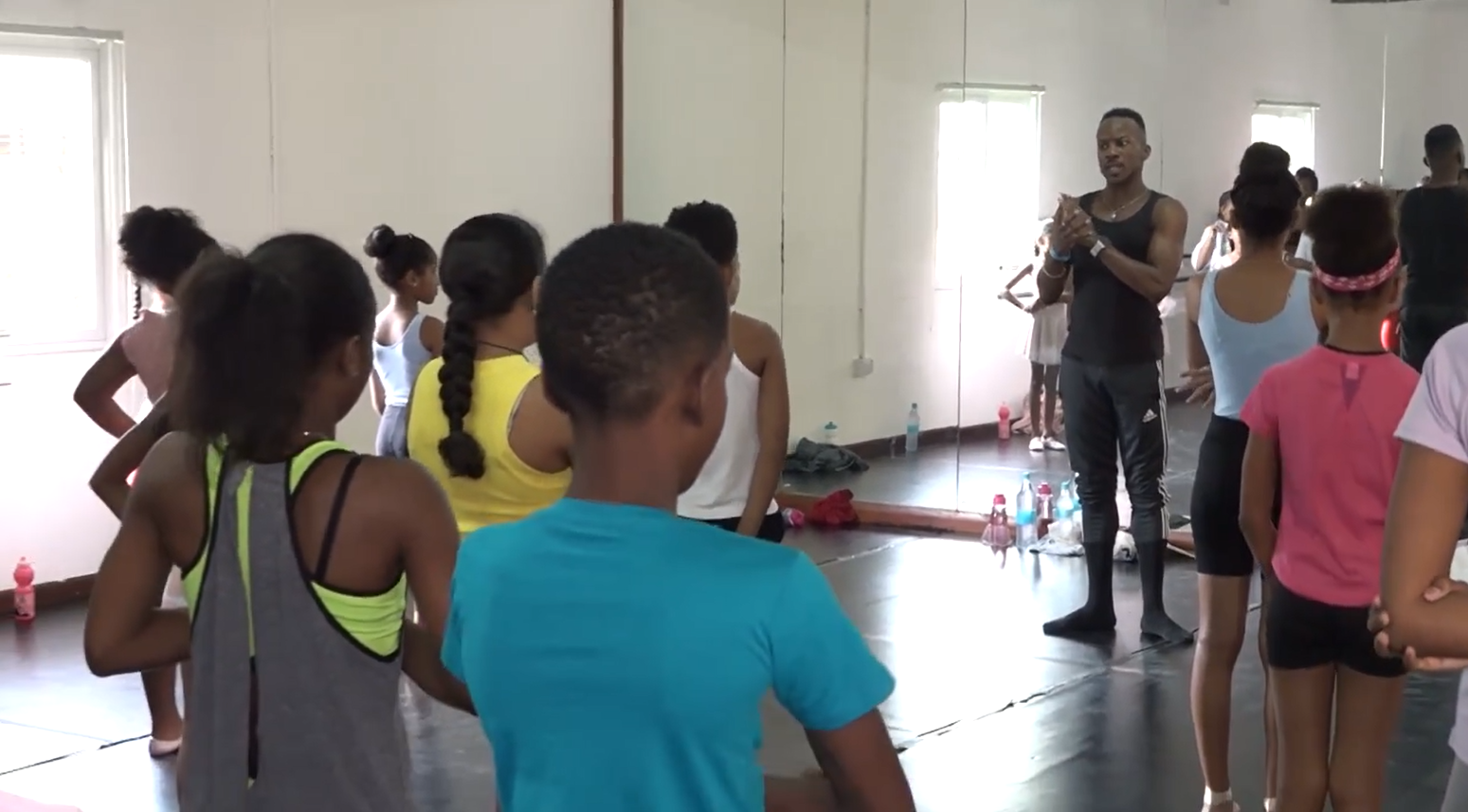 Lekol ladans i fer progranm ladans pour zanfan diferan laz.