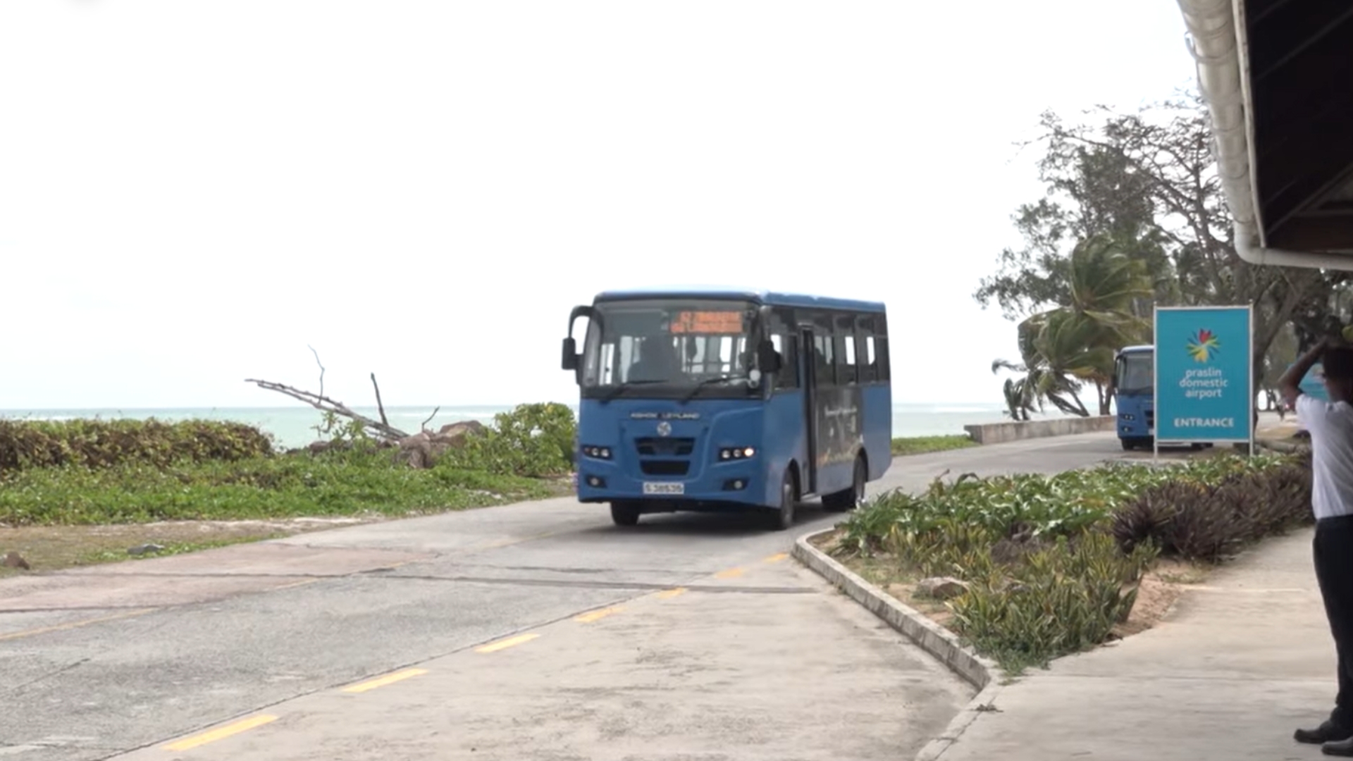 Plis bis lo serten larout Praslin dan la sware