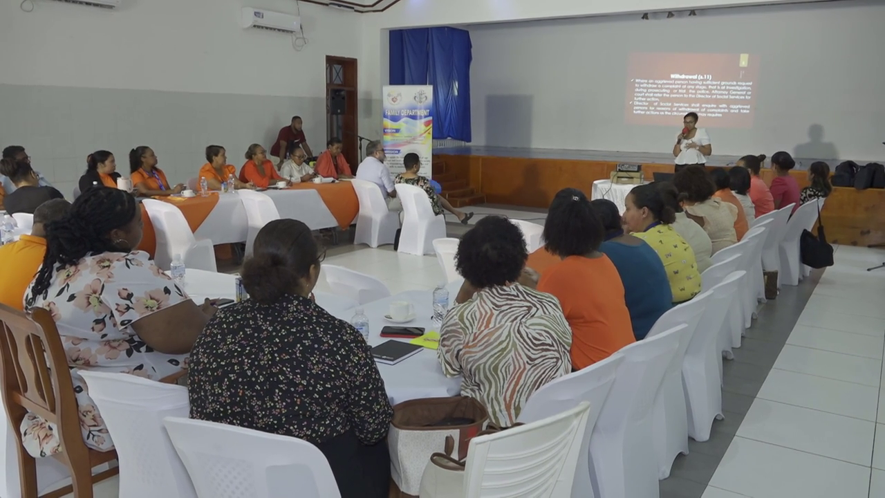 Konbat vyolans: Departman Lafanmir fer apel avek bann administrater distrik