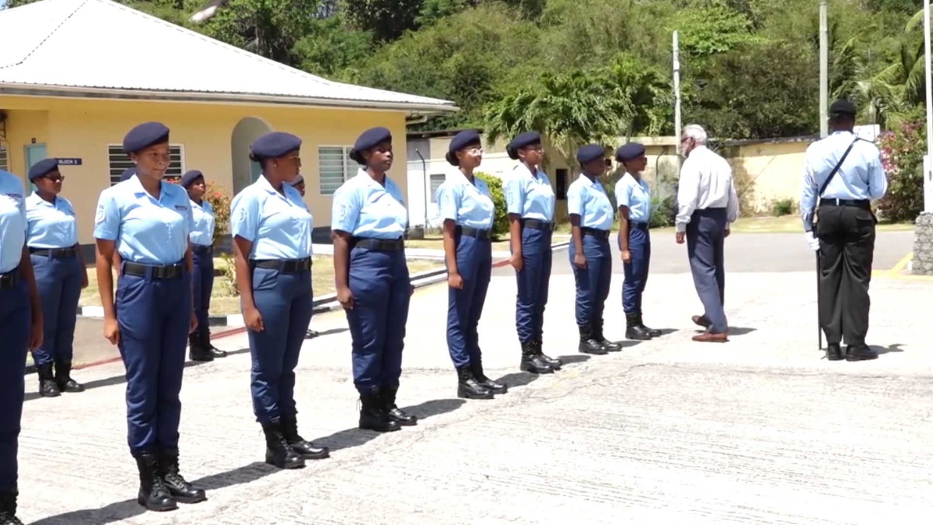Plizyer zofisye sorti dan diferan seksyon Minister Zafer Entern, in zwenn ansanm pour selebre Lasemenn Prizon.