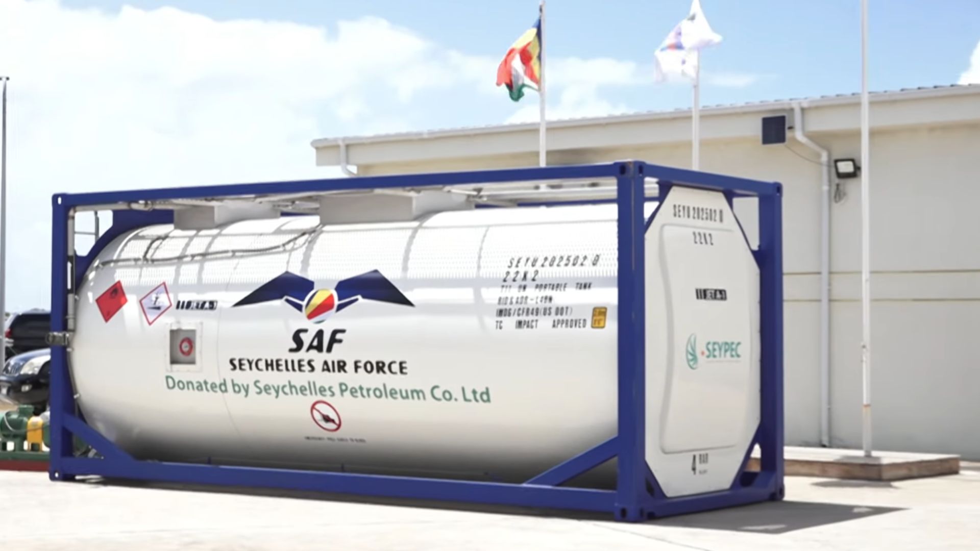 Seypec in donn Lafors Defans Sesel de tenk, ki kapab pran lavaler 21 mil lit karbiran avyon Jet A1, sakenn.
