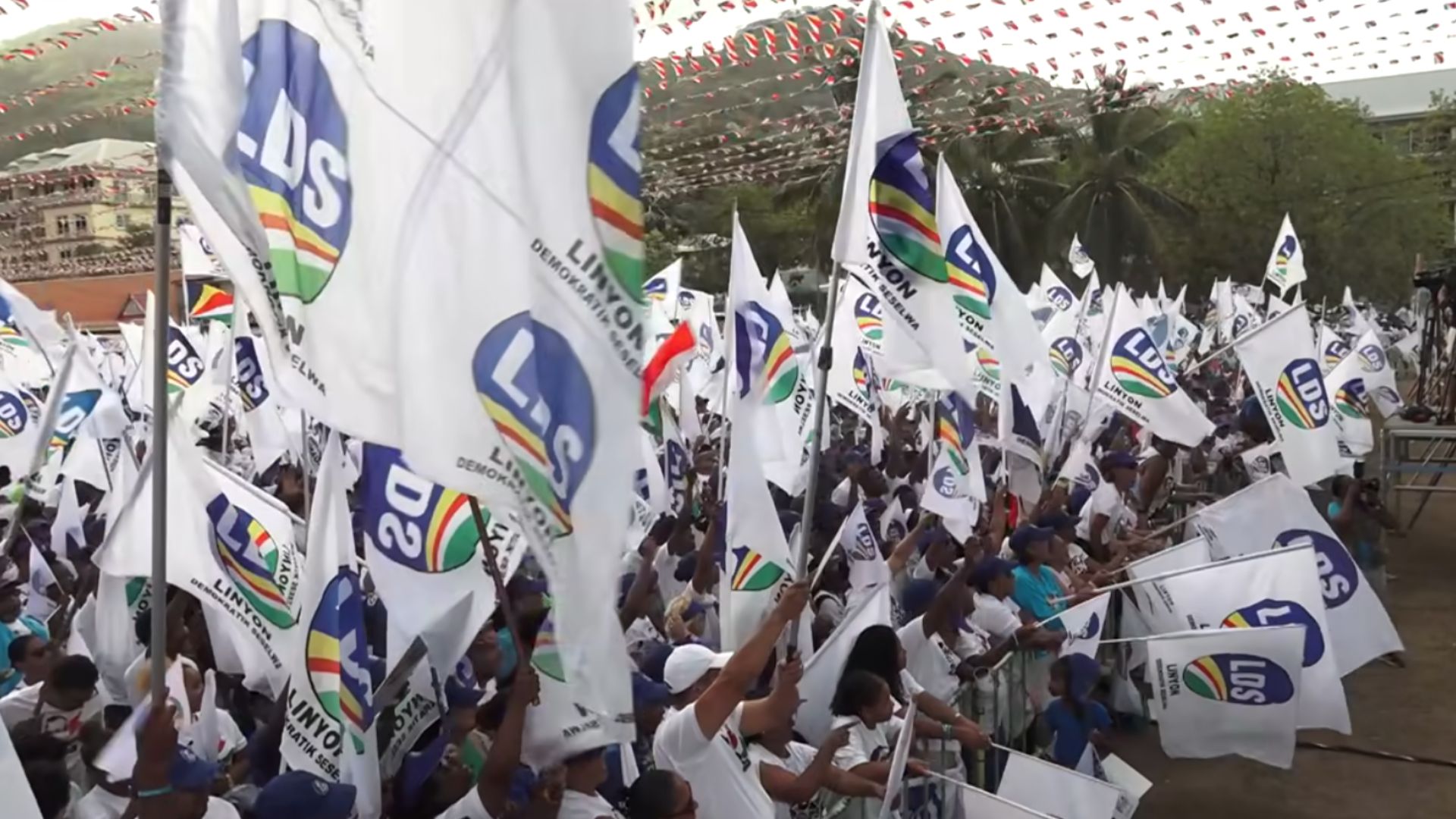 Bann siporter Linyon Demokratik Seselwa (LDS) in desann an gran nonm pour dernyen rali pandan letan kanpanny eleksyon.