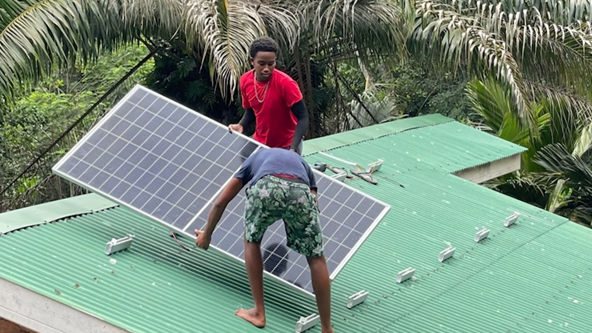 Minister Finans in lans dezyenm faz progranm lenstalasyon pano soler.