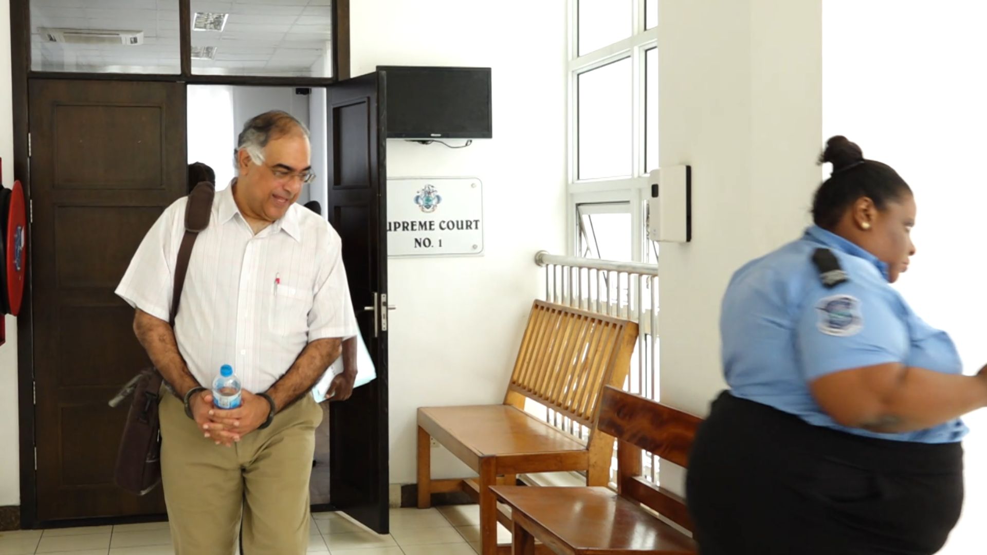 Premye akize dan sa ka, zarm ek prevansyon terorizm, Mukesh Valabhji in komans kriy son bann temwen.