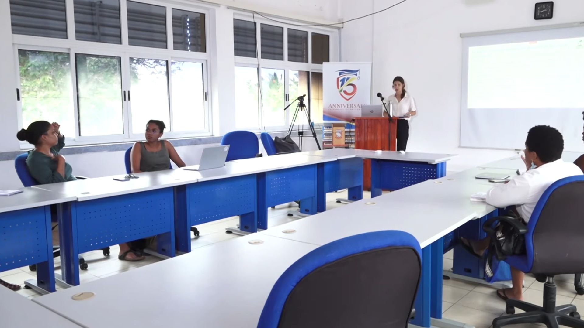 Touris ki vin Sesel lo bato kwazyer i depans plis, sa i en rezilta kle, resers ki SSTF in fer