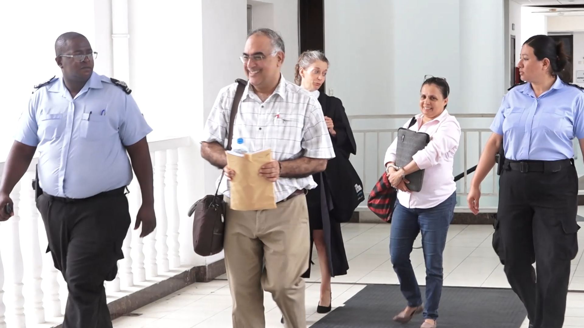 Ekspert mediko-legal pe donn levidans lo analiz konteni bann lekipman elektronik kin sezi avek premye akize, Mukesh Valabhji.