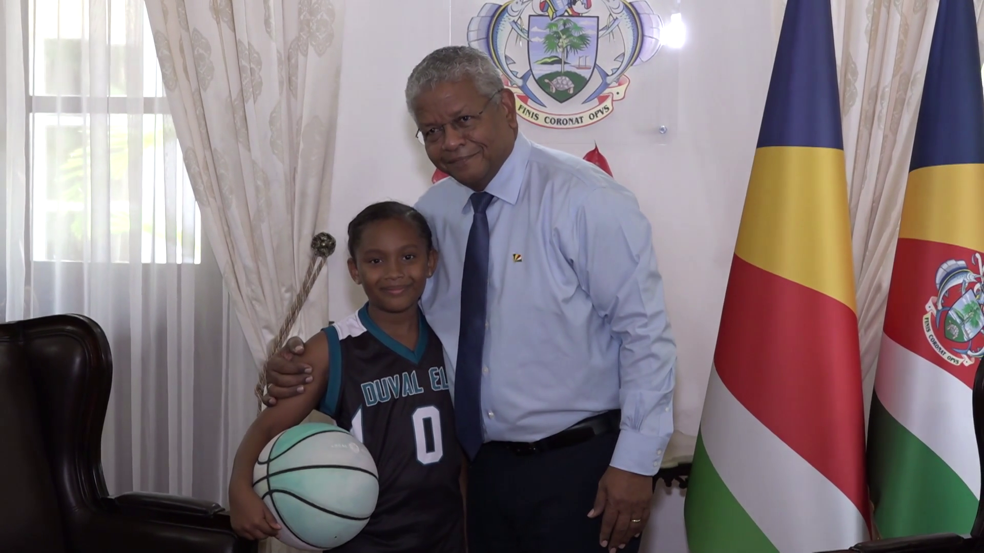 Prezidan Ramkalawan i rankont zenn zwer ‘basketball’ Seselwa Aurelie Antoine