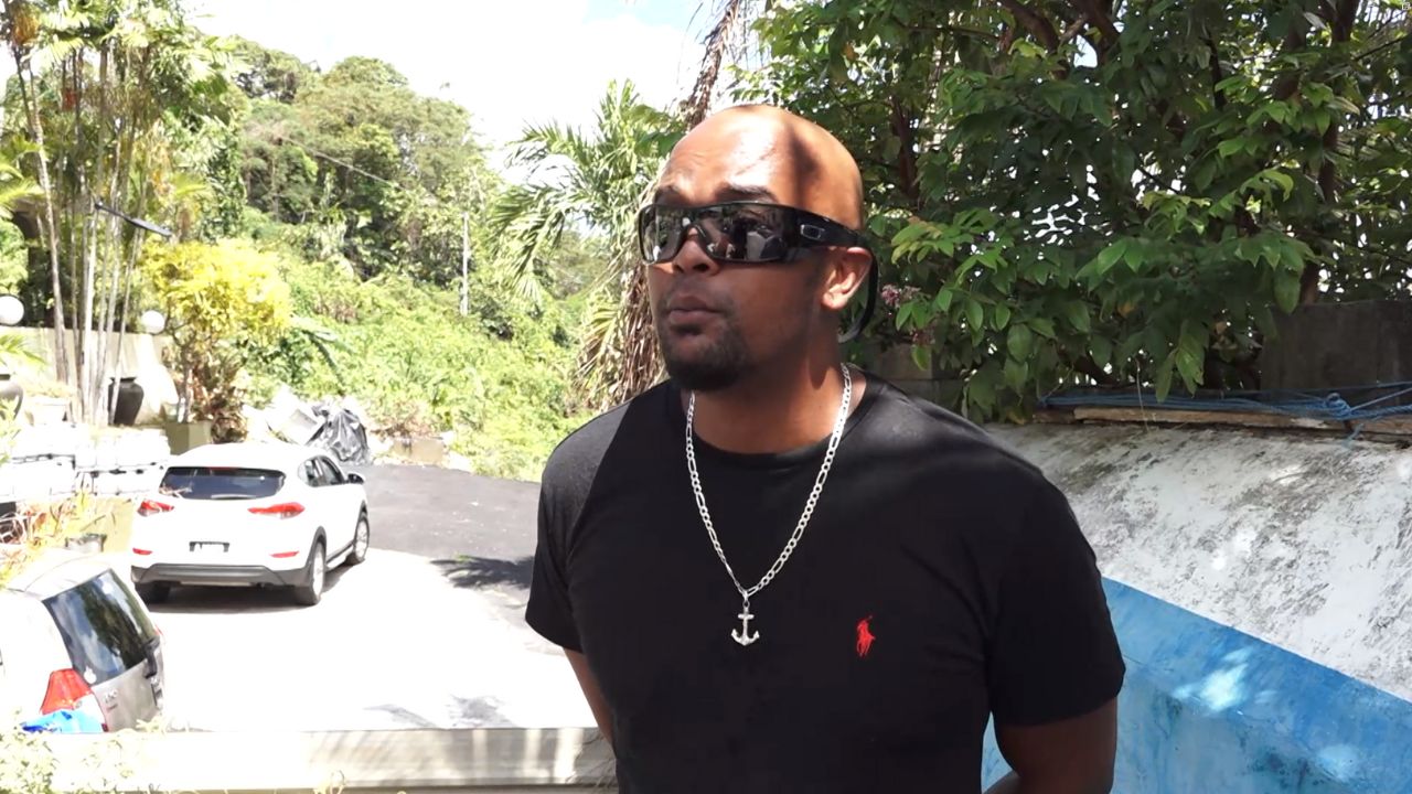 Neddy Julie, en ansyen ‘lifeguard’ i rakont nou ki mannyer i ti sov lavi de zanfan etranze lo lans Grand Anse Mahé