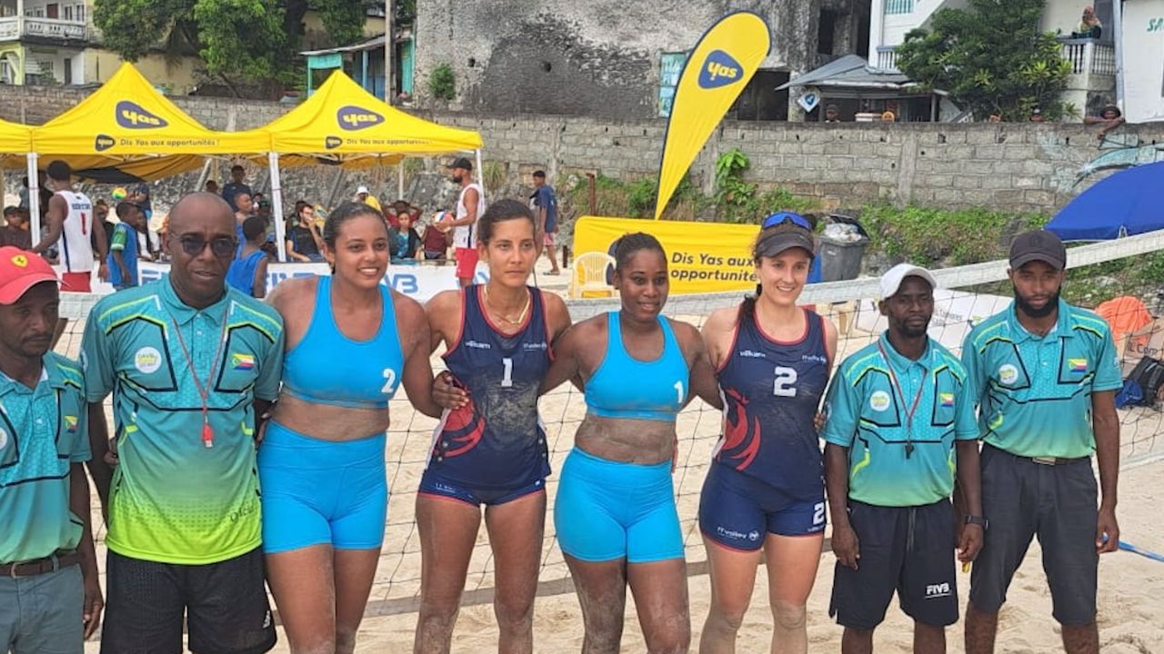 De zwer volleyball Angelique Adeline ek Hillary Nouricce in ranport premye tit enternasyonal dan Konpetisyon Beach Volleyball Zone 7