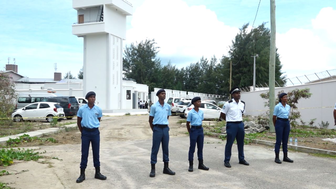 Servis Prizon ek Lapolis in met en lensidan kot sant rimann Perseverance anba kontrol Servis Prizon ek Lapolis in met en lensidan kot sant rimann Perseverance anba kontrol