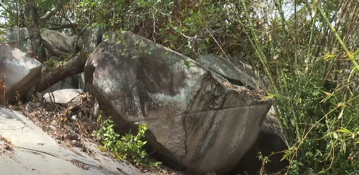 Travay pour stabiliz en gro ros Pointe Conan in komanse.