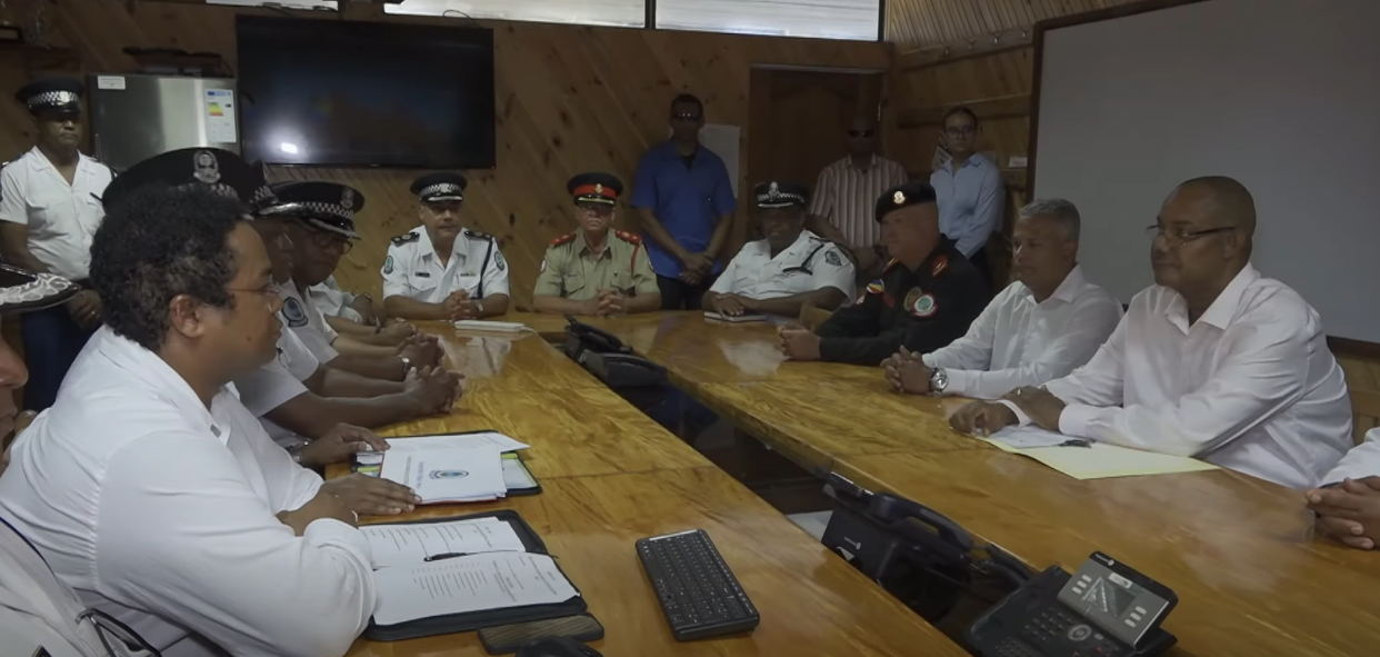 Prezidan Patrick Herminie ansanm avek Vis Prezidan Sebastien Pillay, e Minis pour Sekirite Entern ek Zafer Sivil, James Camille in vizit Kordgard Santral.