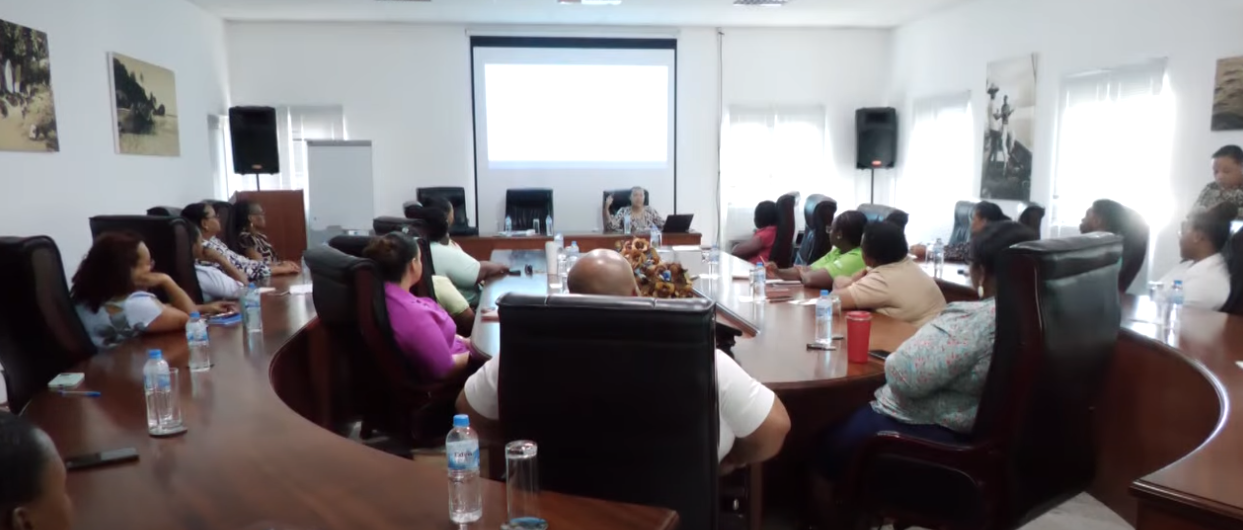 Kwa sa danze psikososyal, e kwa ki kapab ganny fer pour anpese ki en travayer i fer fas avek sa danze, i parmi bann pwen ki’n ganny diskite dan en sesyon avek bann Zofisye Resours Imen lo Praslin.