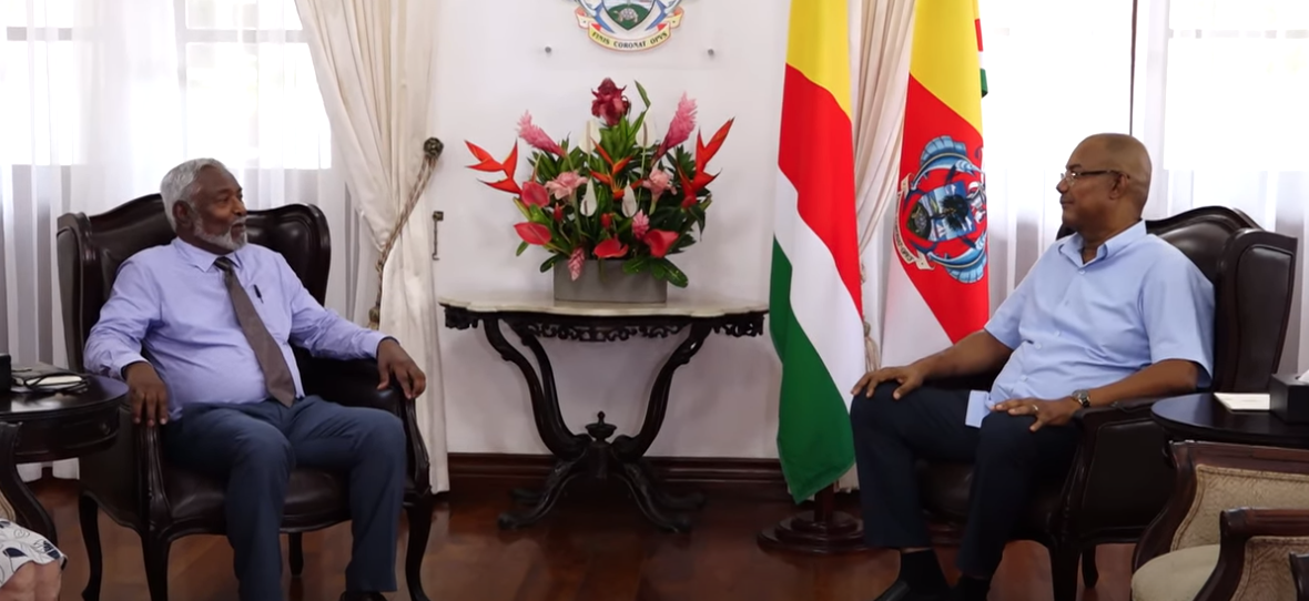 Tyermenn Komisyon Drwa Imen, Bernardin Renaud, ansanm avek Vis-Tyermenn Nicole Tirant-Gherardi e bann lezot komisyonner, ti rann en vizit kourtwazi Prezidan Dr Patrick Herminie apremidi, State House.