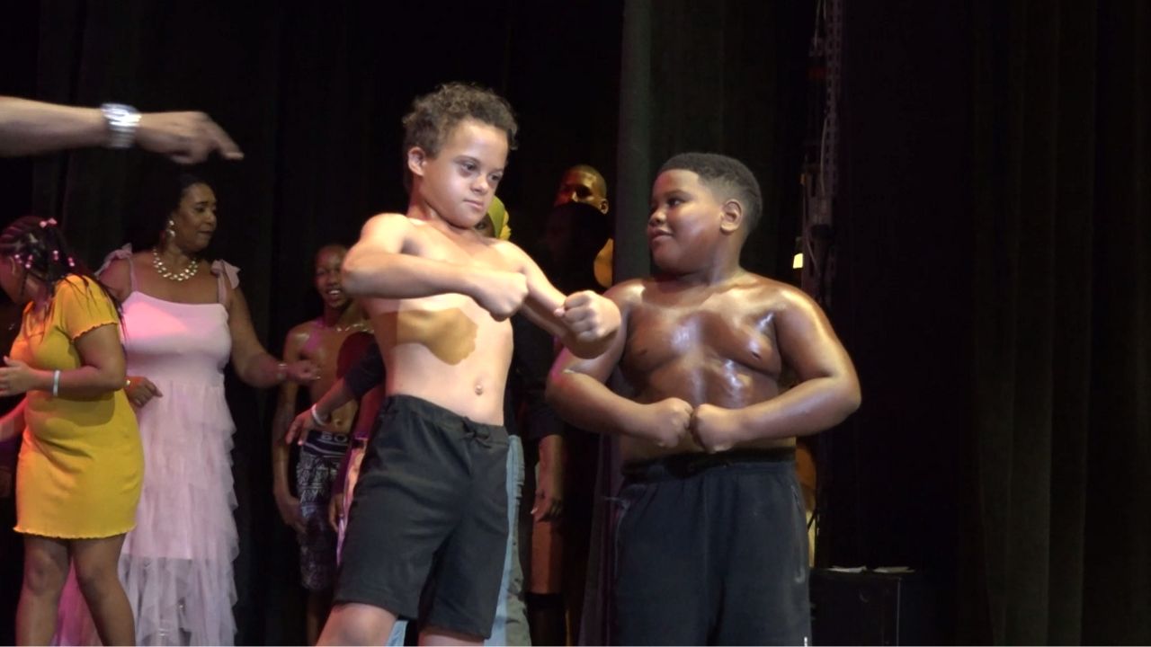 Etidyan lekol eksepsyonel in demontre zot talan atraver en spektak