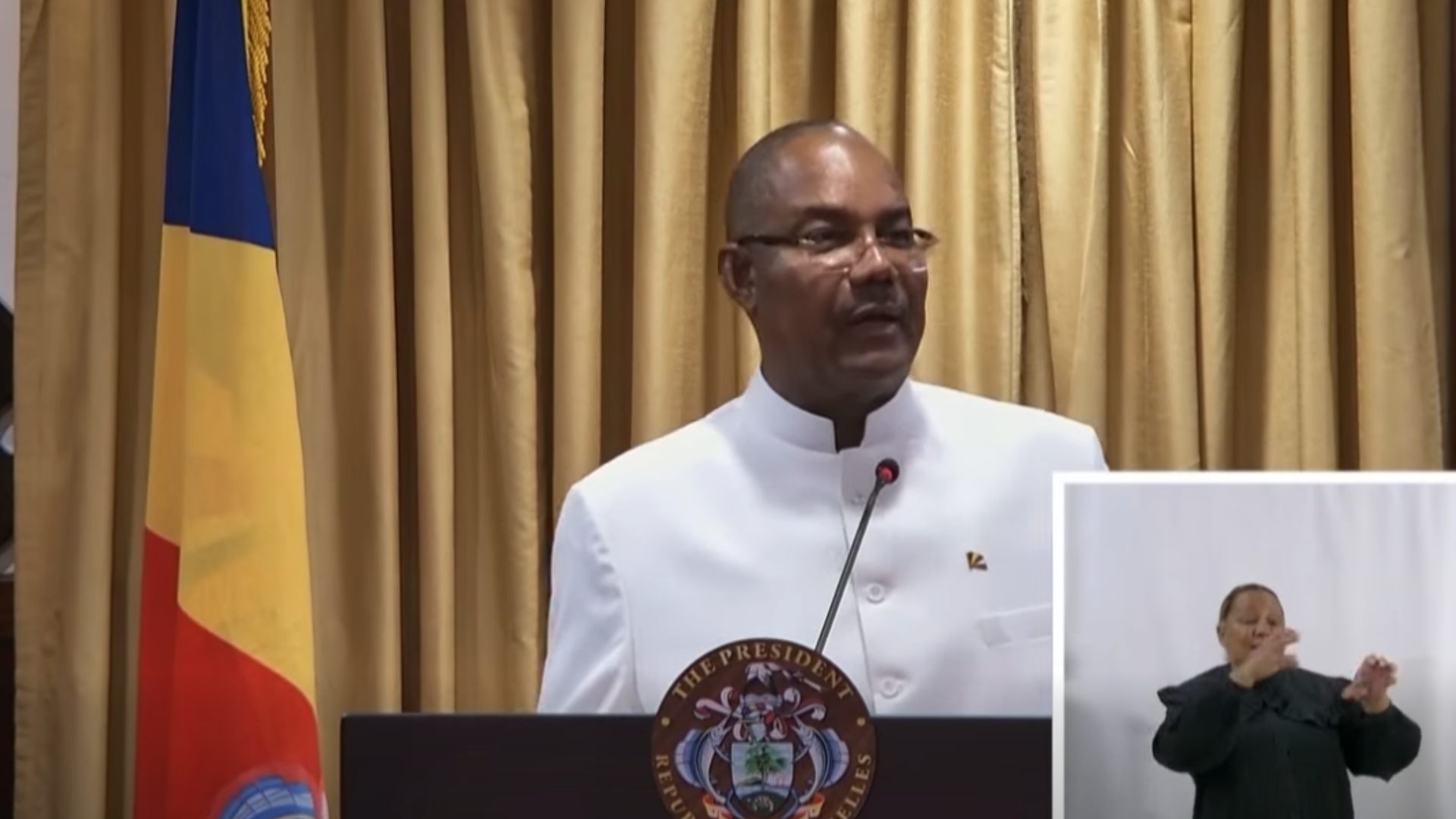 Prezidan Larepiblik, Dr. Patrick Herminie, in anons plizyer mezir ki son Gouvernman pe al entrodwir.