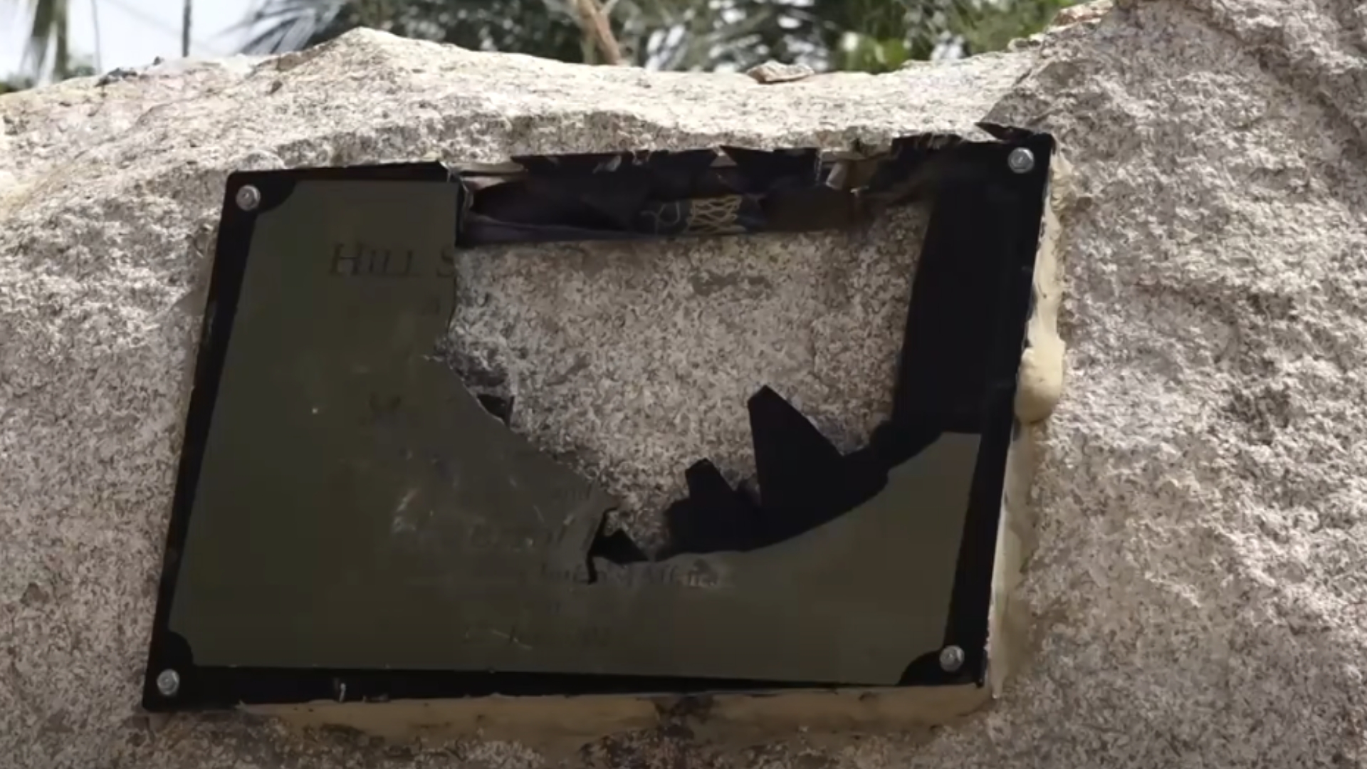 Divizyon Zesyon Risk ek Dezas (DRMD) i dir ki i annan aksyon vandalizm, ki pe arive dan landrwa montanny St Louis Divizyon Zesyon Risk ek Dezas (DRMD) i dir ki i annan aksyon vandalizm, ki pe arive dan landrwa montanny St Louis