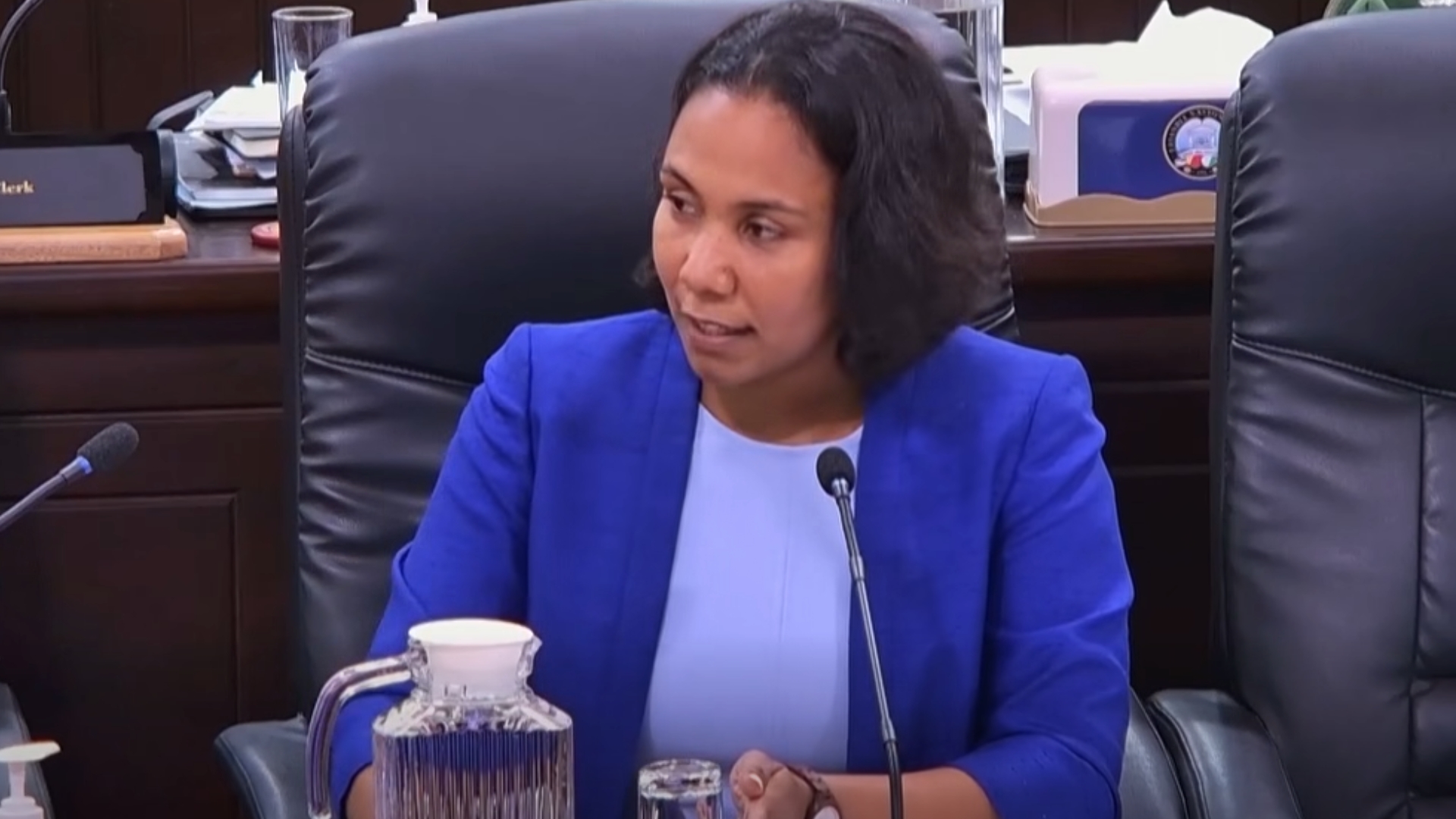 12yenm dimoun ki Prezidan Patrick Herminie in propoze pour vin minis, i Manmzel Kalsey Belle