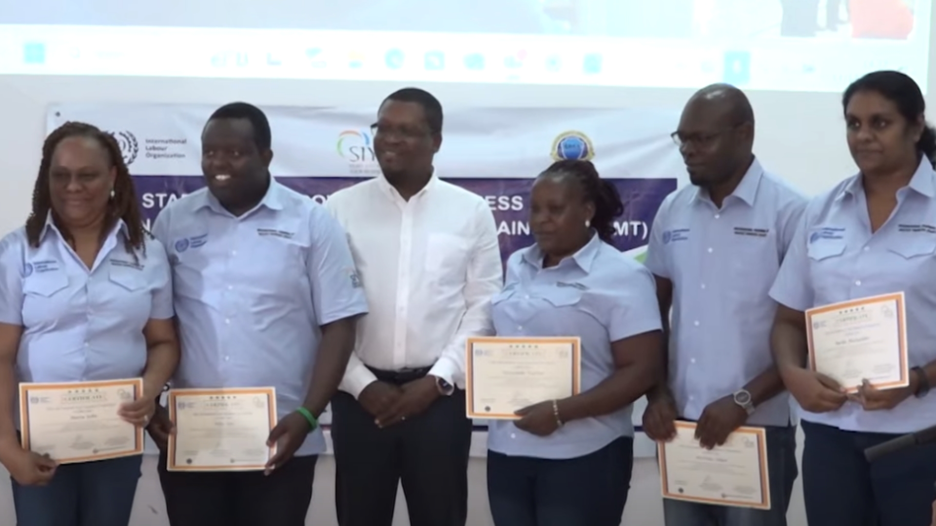 4 travayer Lakademi Biznes (SBSA) in resevwar zot sertifika pou konmans zot parkour pou donn formasyon lezot formater