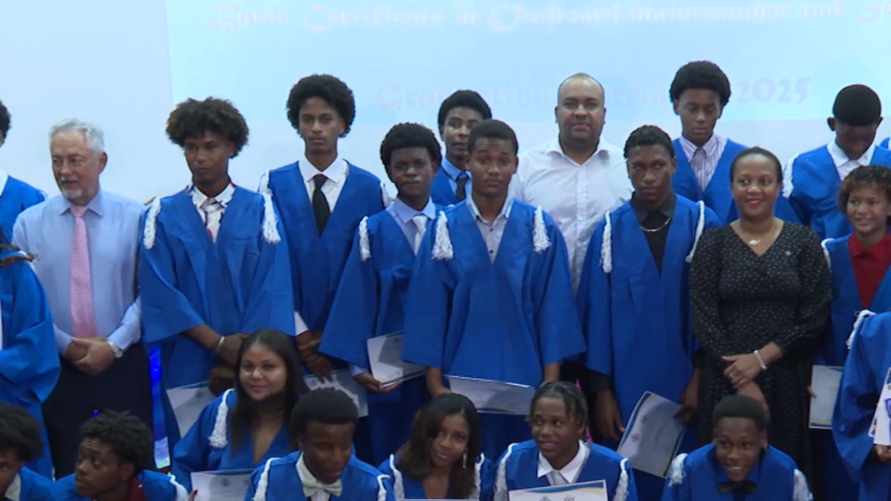 En group etidyan in resevwar zot sertifika apre ki zot in konplet en kour debaz dan maritim.