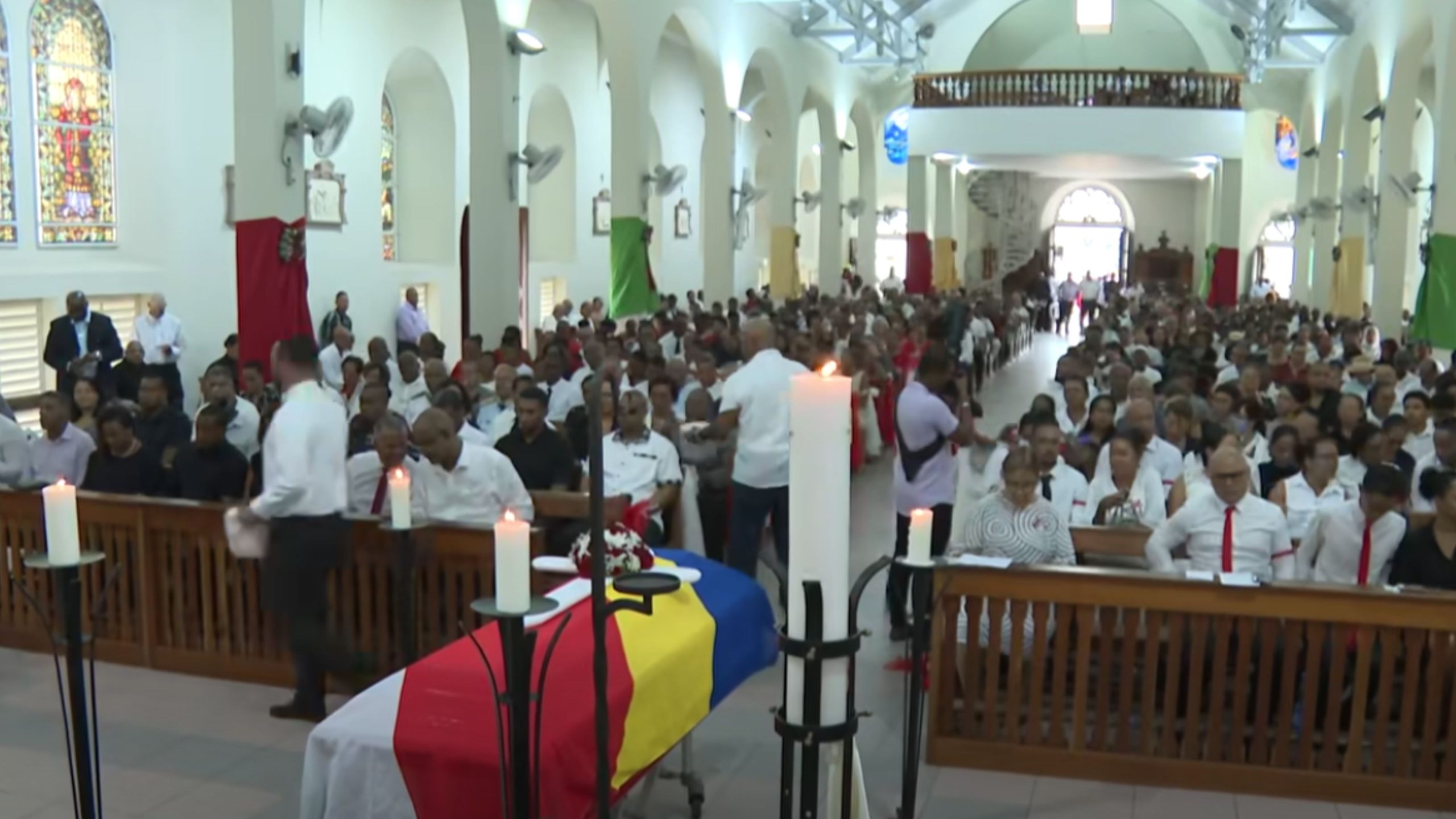 Bokou dimoun ti’n rasanble pour rann dernyen omaz ansyen MNA Charles De Commarmond