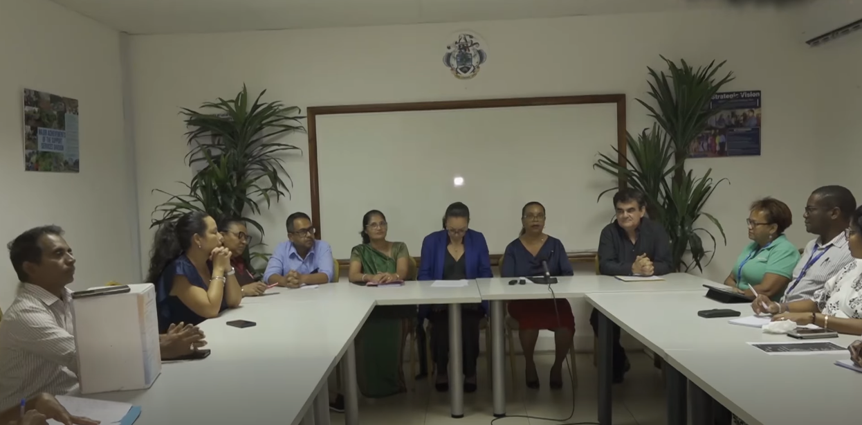 Minister Gouvernman Lokal e Zil Pros, Minister Zafer Etranzer e Dyaspora in zwenn ansanm avek lasosyasyon Sri Lanka Sesel pour lans lapel avek okenn dimoun ki kapab, pour ed bann Sri Lankenn ki bezwen led irzan.