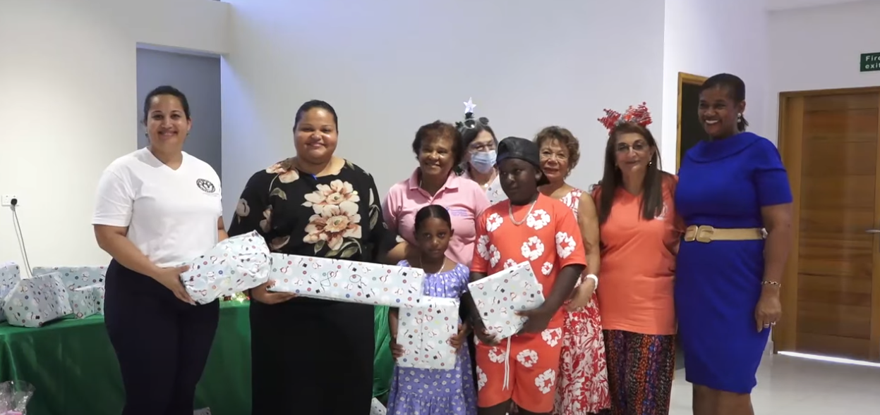 Klib Soroptimist in donn 10 zanfan dan sak distrik en kado a lokazyon nwel.  Sa Klib in travay konzwentman avek Konsey Nasyonal Pour Zanfan (NCC), pou organiz sa aktivite. Sa aktivite i form parti proze “Give a Child a Gift” ki sa konsey in inisye.