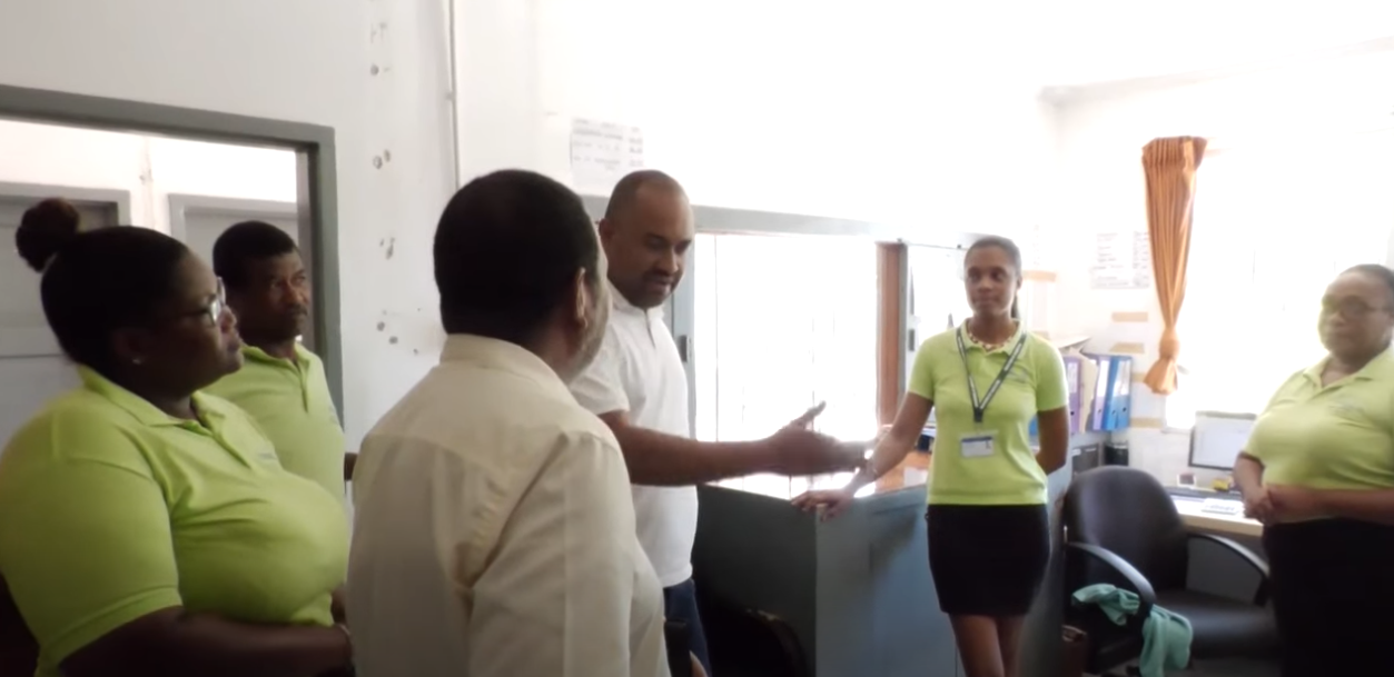 Minis pour Lapes Lagrikiltir e Lekonomi Ble, Wallace Cosgrow, ansanm avek son delegasyon, in vizit Departman Lagrikiltir e Labatwar lo zil Praslin.