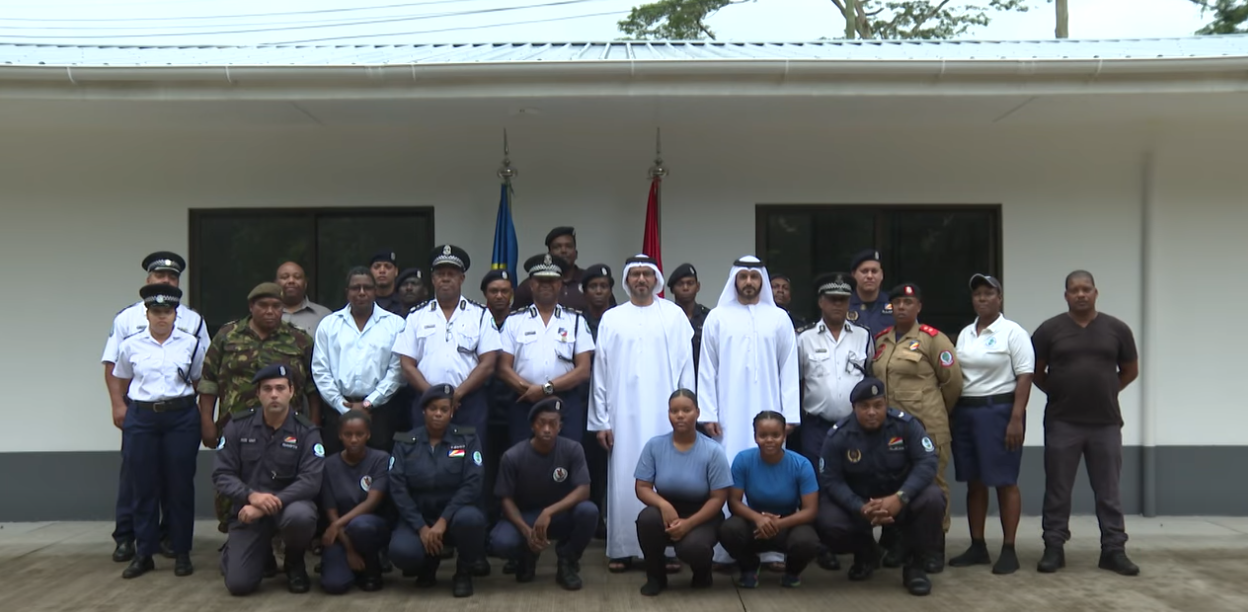 Ti pandan en pti seremoni ki Sheikh Ahmed Alneyadi lo lapar Gouvernman Lemirat Arab Ini in prezant lakle en fasilite lakaz pour bann lisyen ‘Dog Unit’ lapolis.