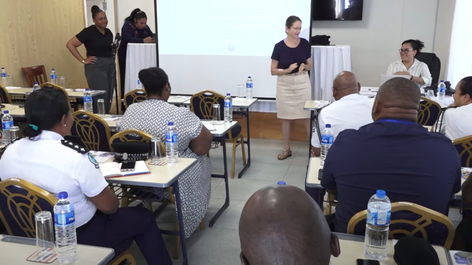 En group zofisye Servis Prizon e zofisye Lapolis in partisip dan en sesyon sansibilizasyon,