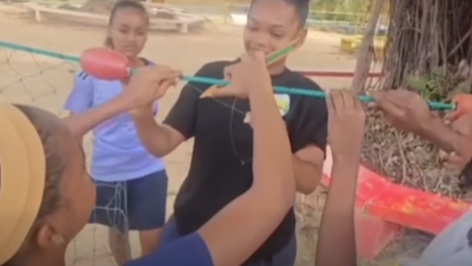 Lenstiti Formasyon Kominoter (SECTI) in prezant en group etidyan lekol segonder Plaisance avek zot sertifika