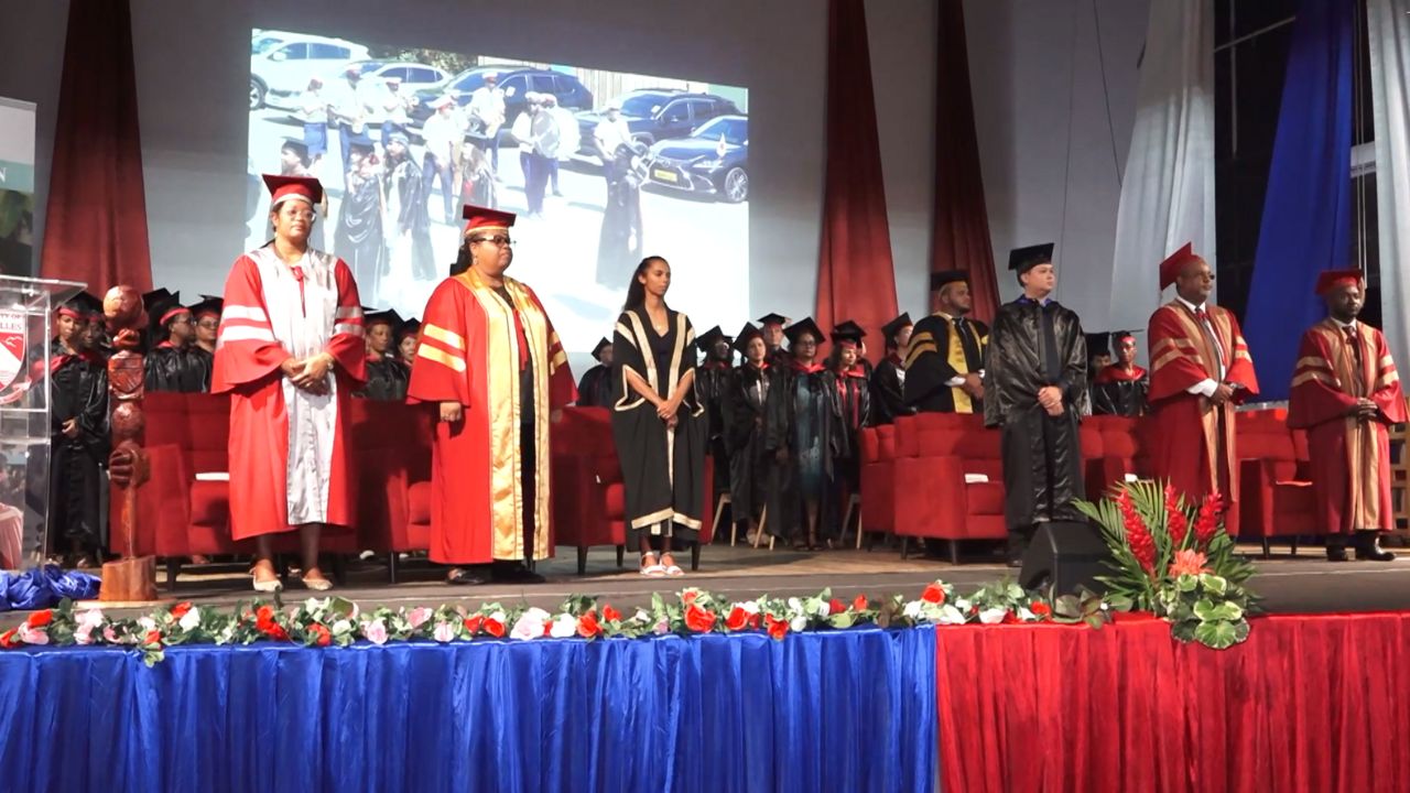 89 ansenyan etidyan Liniversite Sesel kin konplet zot letid sa lannen  in ‘graduate’