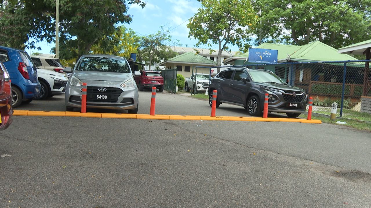 Baraz permanan dan ‘carpark’ kot Zournal Nasyon