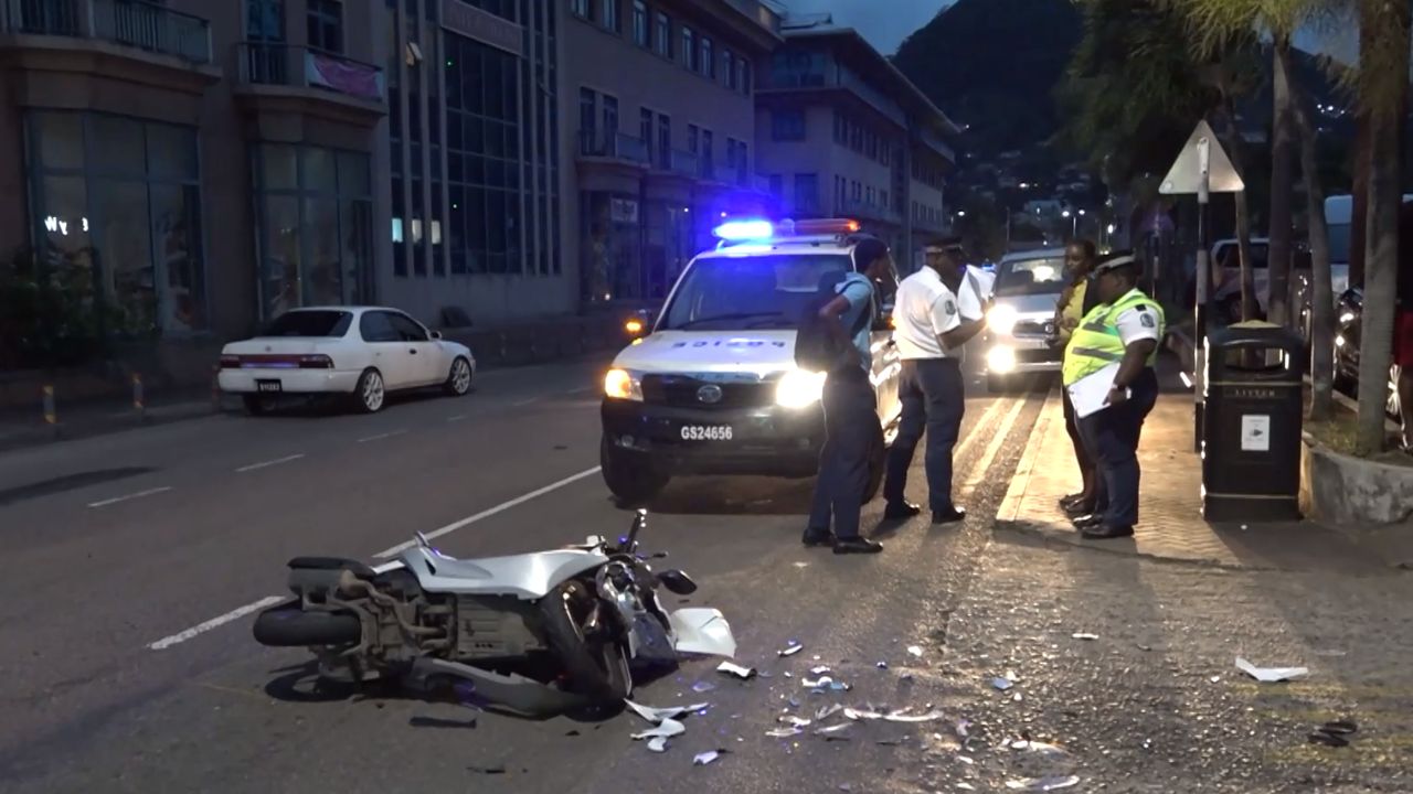 Lapolis in revwar lanons kin tin fer detrwa zour pase konsernan son labsans lo lasenn en aksidan lo semen.