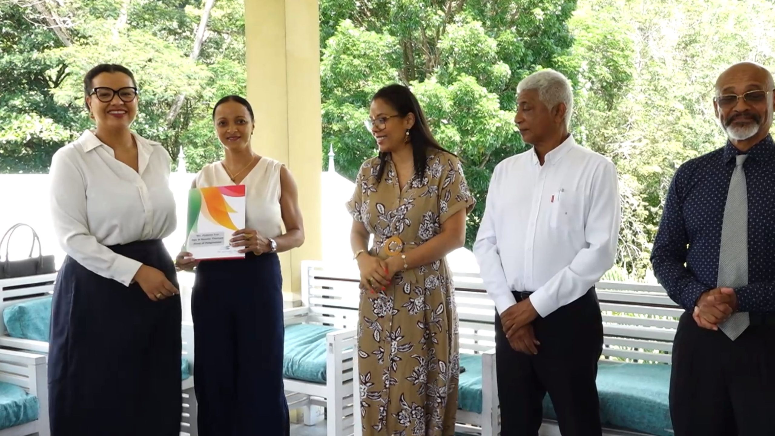 En group ansennyan in resevwar zot tiket vwayaz