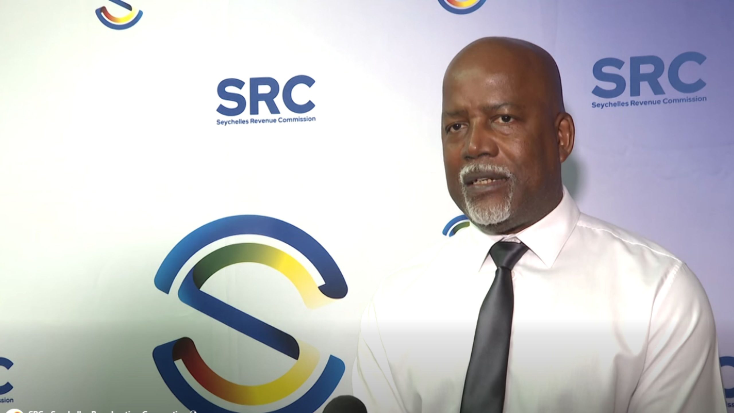 En 20enn travayer Ladwann ouswa ‘customs’ in ganny en sertifika merit alokazyon lazournen ladwann