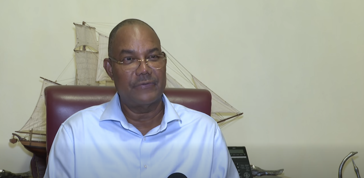 Prezidan Patrick Herminie i dir parmi 5 prizonnyen kin ganny gras, 3 i pirman pour rezon medikal e sa 2 lezot se pou koriz serten lenzistis ki in annan anver zot. Sa bann prizonnyen ki’n ganny pardon, lo rezon imaniter i Fabio Soopramanien, Neddy Lagrenade e Albert Morel, e sa de lo rezon lenzistis i Jim Roy Azemia e Andrew Estrale.