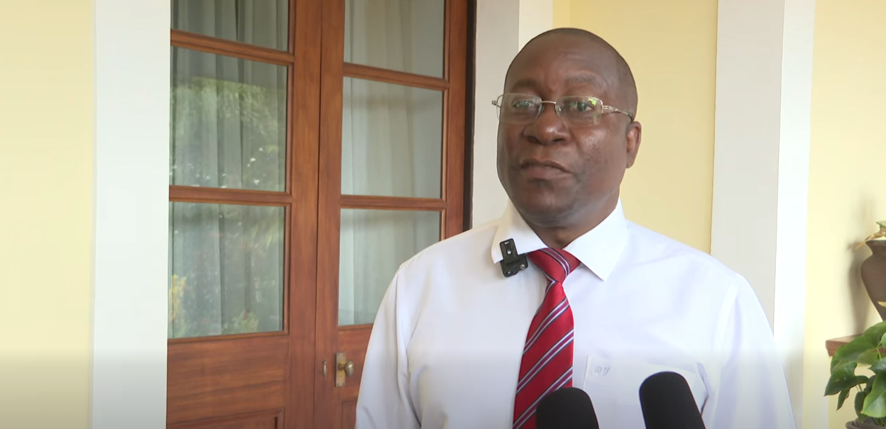 Sa 4 manm bord ki pour fer lanket dan lenportasyon zarm dan pei depi lannen 2000, in sermante devan Prezidan Patrick Herminie kot State House yer bomaten.