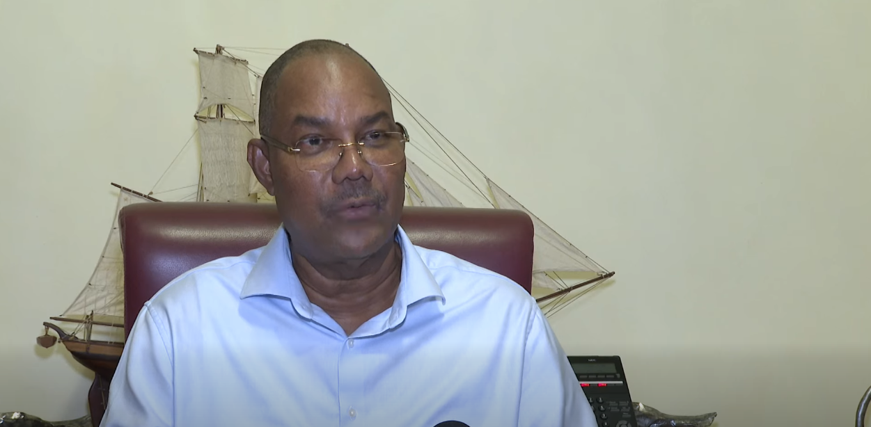 Prezidan Herminie in dekri son partisipasyon dan lasemenn Soutenabilite ki’n fer Abu Dhabi semenn pase, koman en tre bon lekspeyans, kot Lemirat Arab Ini in fer kado Sesel 4 stasyon desalinasyon.