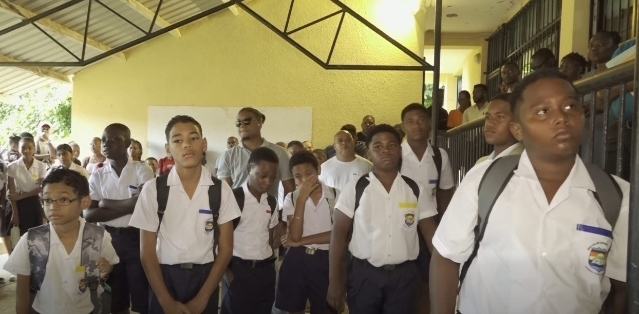 Bann zanfan lakres, P2 ziska P6 e S1 in komans zot lannen akademik yer.