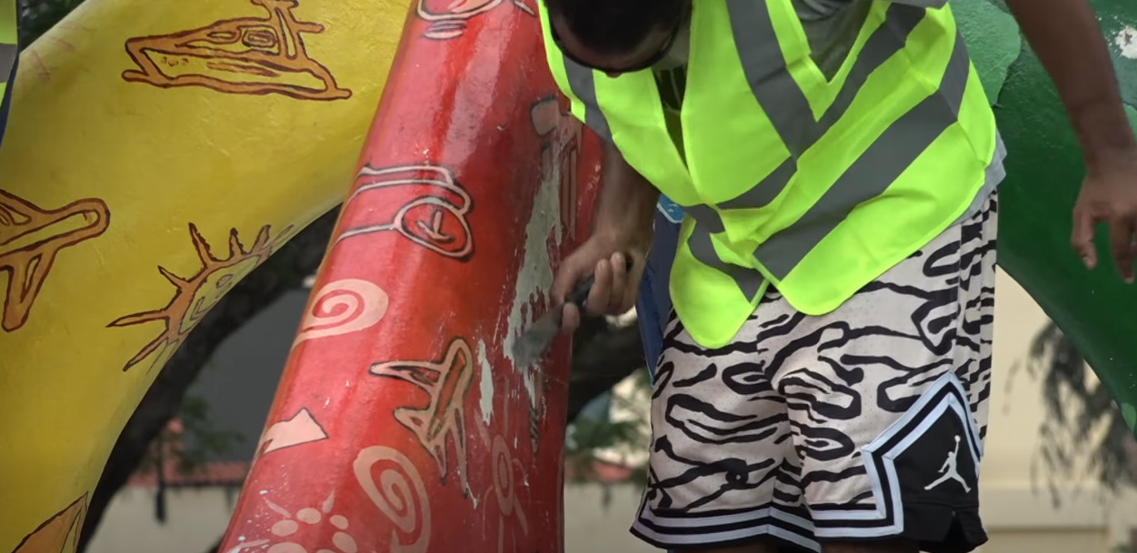 Travay i’n komanse pou retir bann desen lo sa 2 moniman anvil. Sa i moniman bisantener e moniman linite.