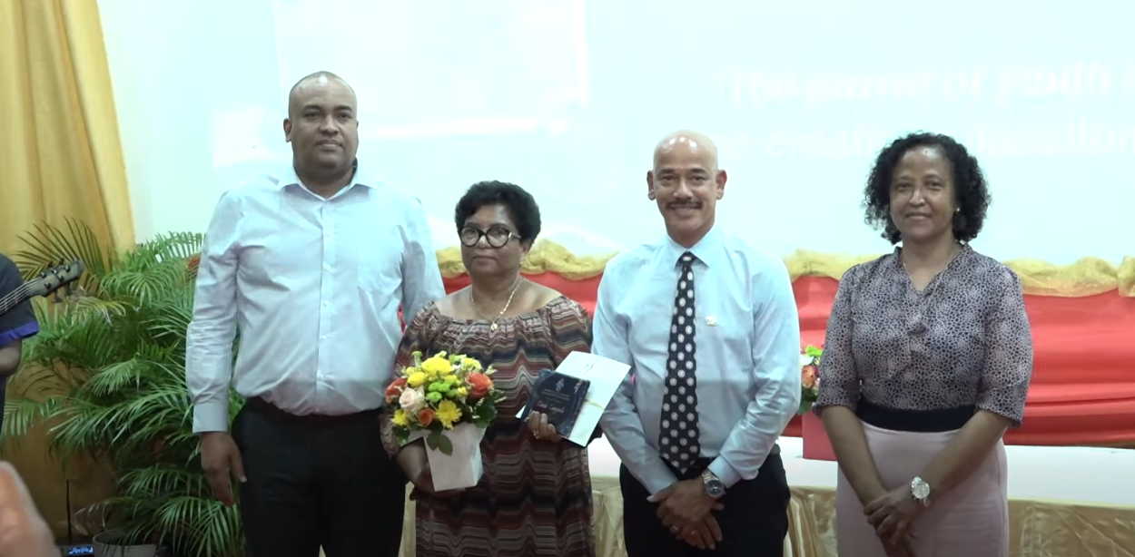 Minister Ledikasyon ek Devlopman Resours Imen in rekonnet en group travayer ki’n travay plis ki 25an dan sa minister.