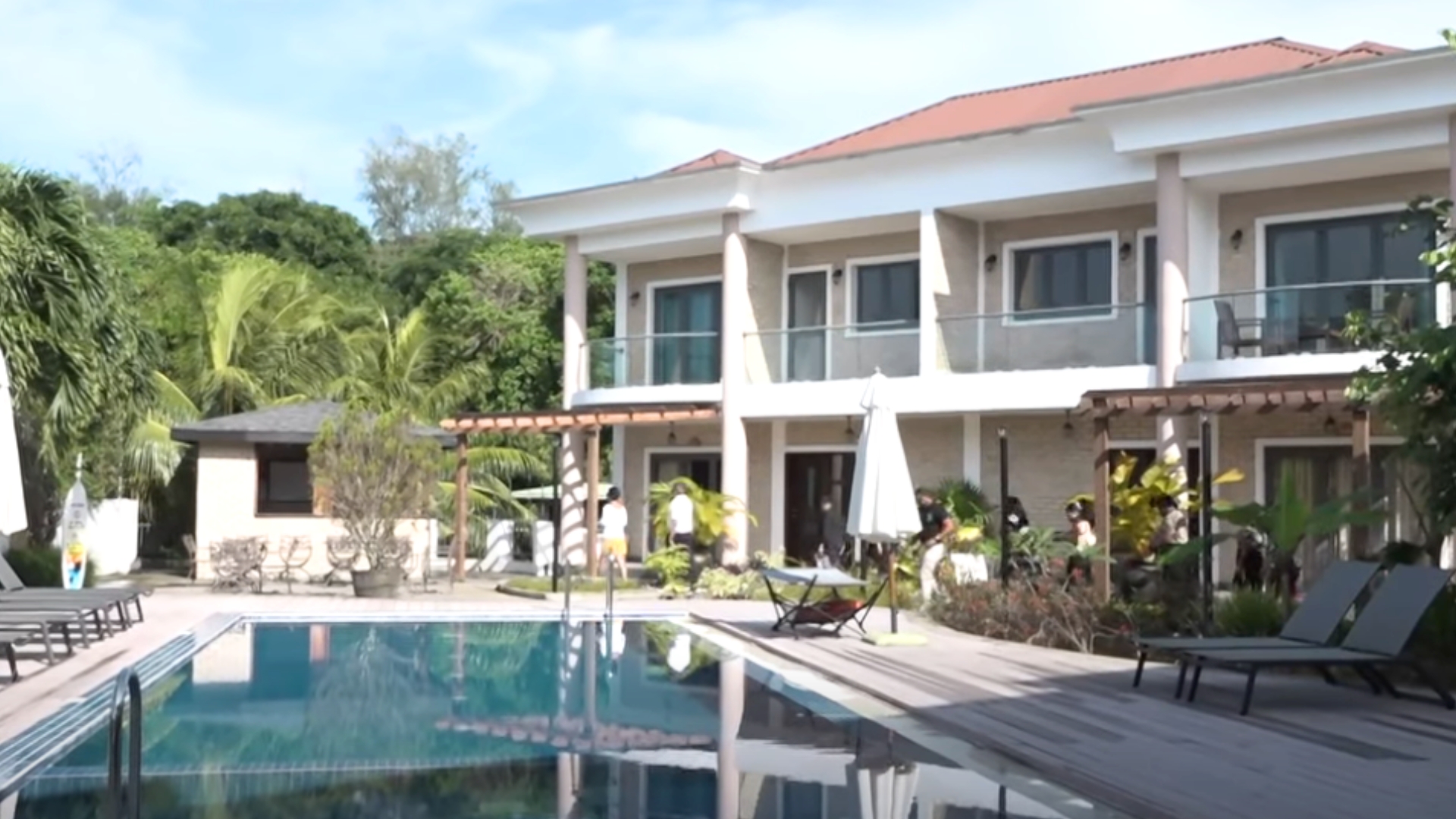 Gouvernan in abolir sa tax 25 roupi ki touris ti bezwen peye dan bann pti lotel e letablisman touristik ki annan ant 1 a 24 lasanm.