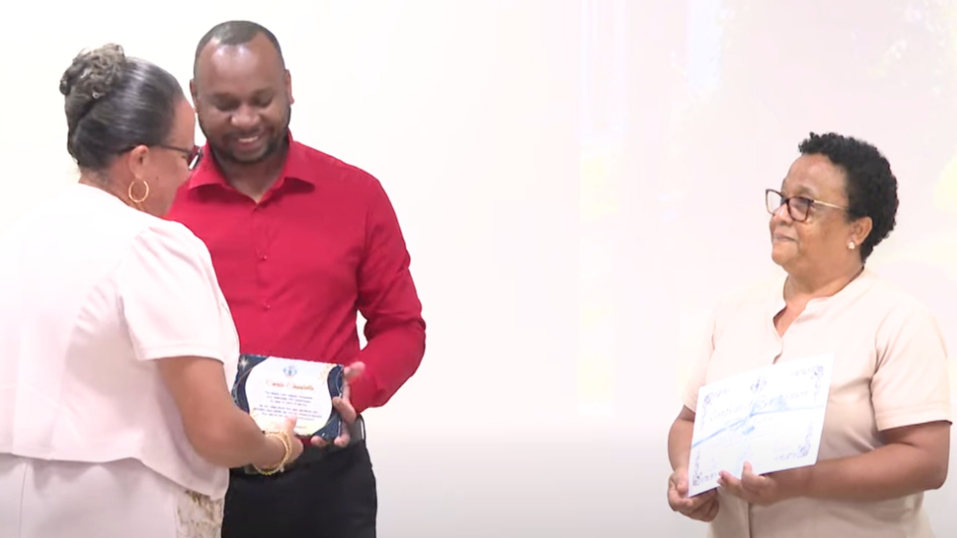 12 travayer lasante ki’n pran zot retret in ganny rekonnet pour zot letan servis dan sistenm lasante pei.